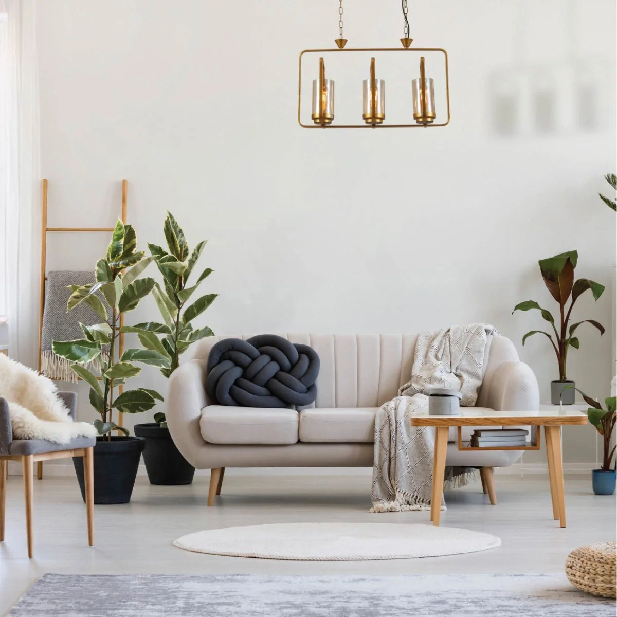 Подвесная люстра с золотой металлической решеткой и янтарным стеклом, идеально подходит для кухни в современном стиле.