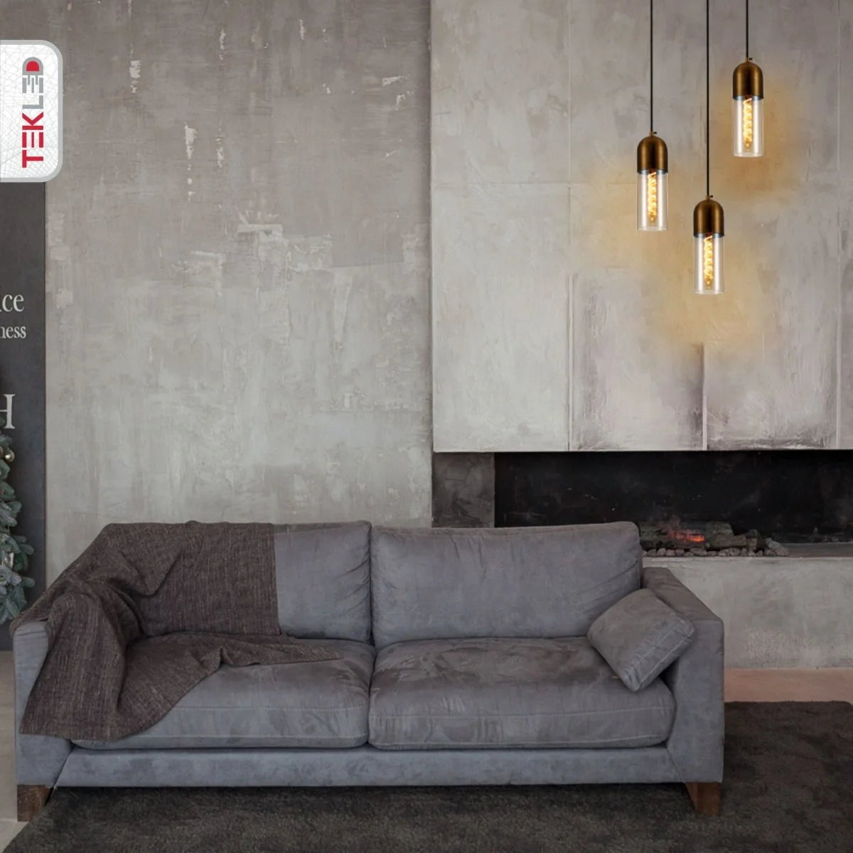 Подвесной светильник из янтарного стекла с золоченым алюминиевым верхом, идеально подходит для современных гостиных.