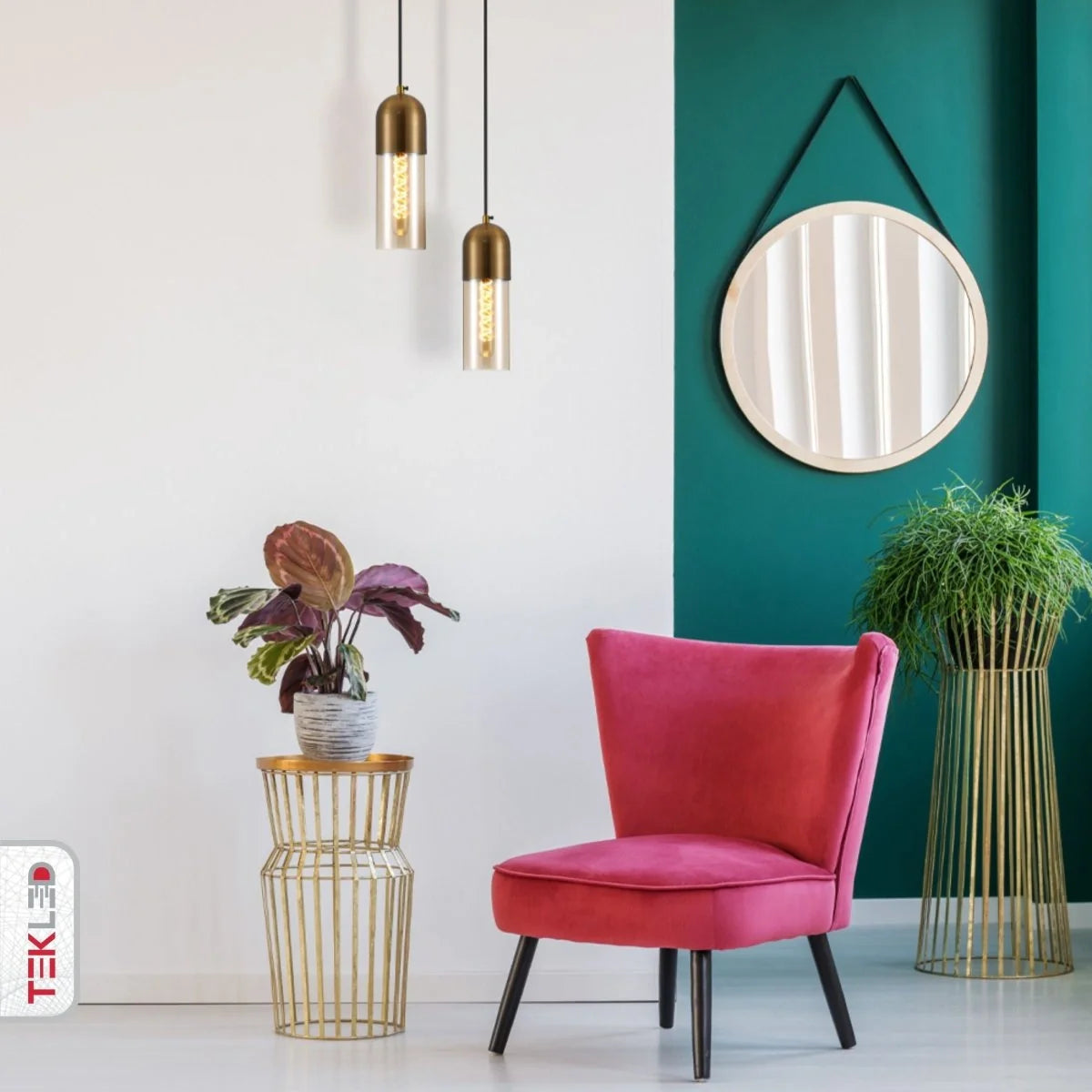 Подвесной светильник с цилиндрическим янтарным стеклом и золотым алюминиевым верхом, идеально подходящий для современных интерьеров.