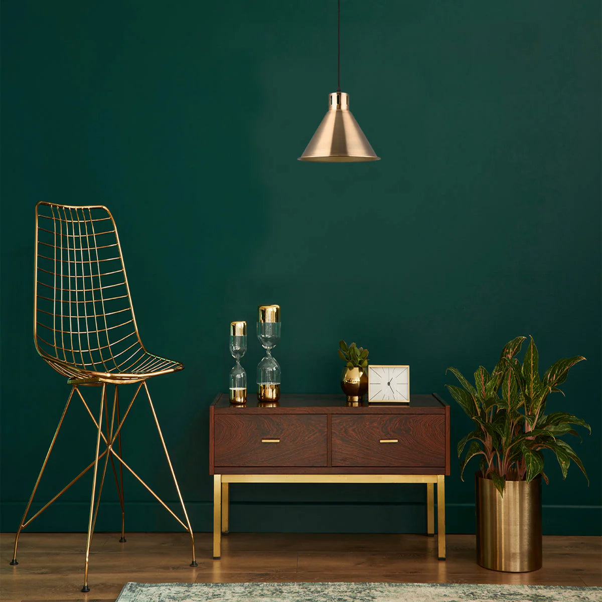 Современный конусный подвесной светильник в индустриальном стиле для кухни или столовой, идеально вписывающийся в интерьер.