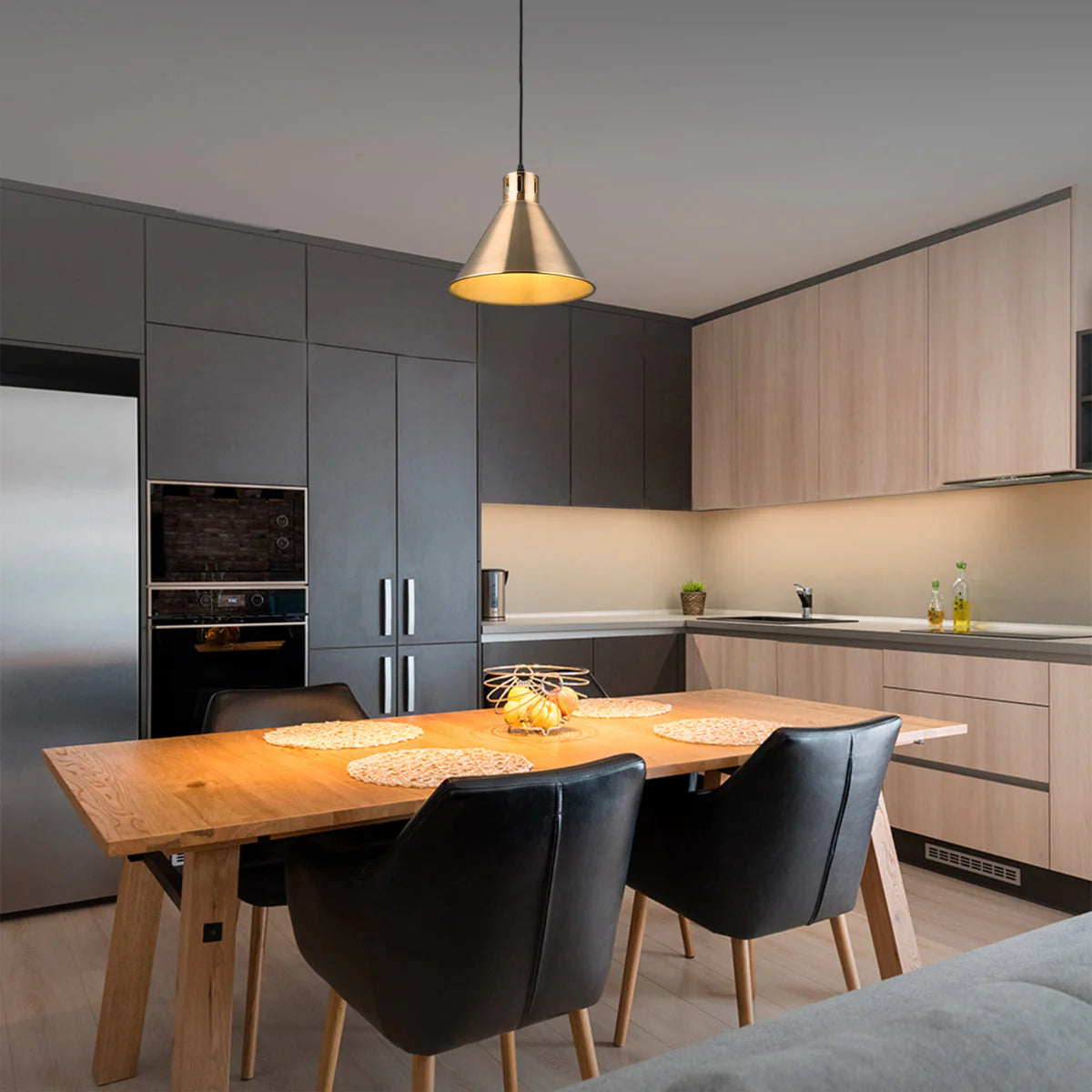 Современный промышленный конусный подвесной светильник в интерьере кухни в стиле лофт, создающий стильную атмосферу.