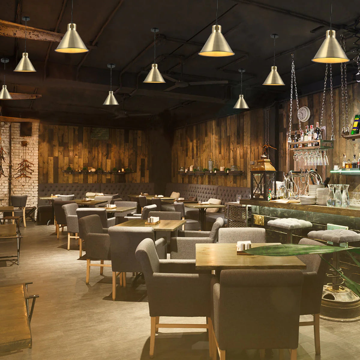 Современный конусообразный подвесной светильник в интерьере кухни в индустриальном стиле, добавляющий стиль и элегантность.