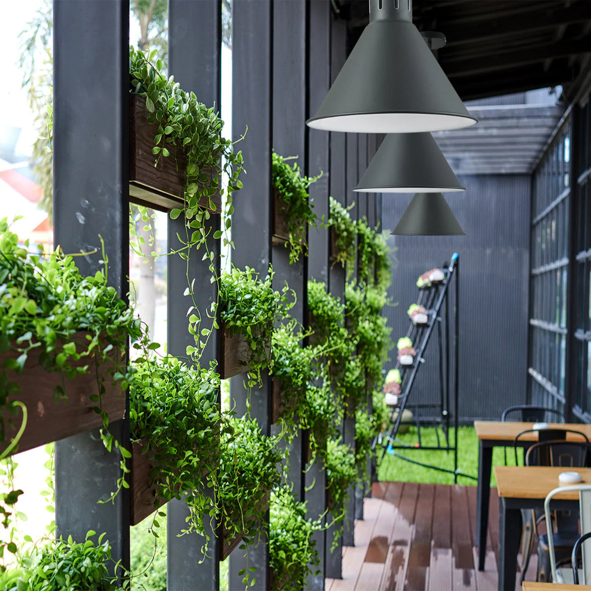 Современный индустриальный конусный подвесной светильник в кухне, идеально подходящий для стильного оформления интерьера.