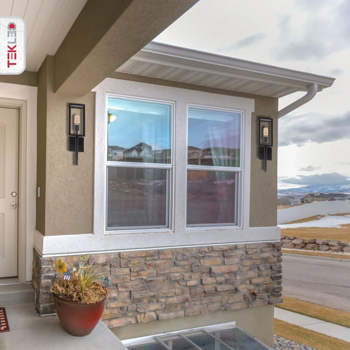 Светильник Cube Scone на уличной стене с матовым черным корпусом и прозрачным стеклом, идеально подходит для современного экстерьера.