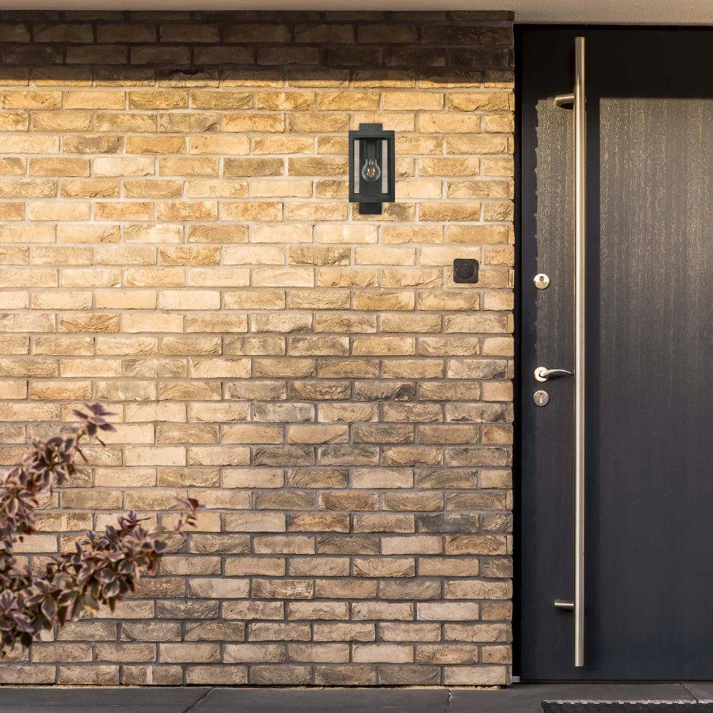 Настенный фонарь в стиле индустриальный для уличного освещения, идеально подходит для террас и входов.