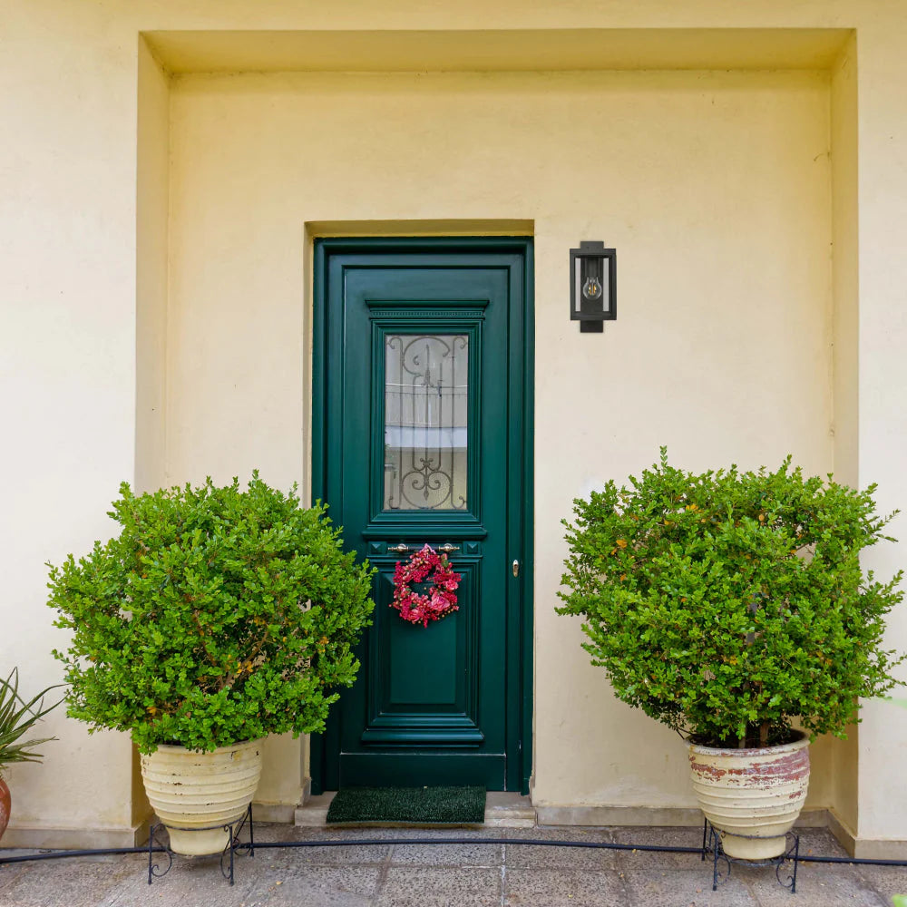 Наружный настенный светильник "Ферда" из темно-серого металла, идеален для террас в современном стиле.