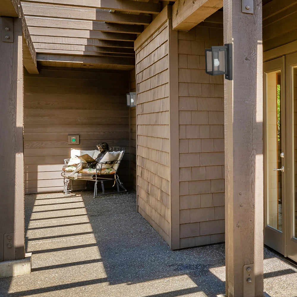 Современный уличный настенный светильник в темно-сером цвете для террас и садов в индустриальном стиле.