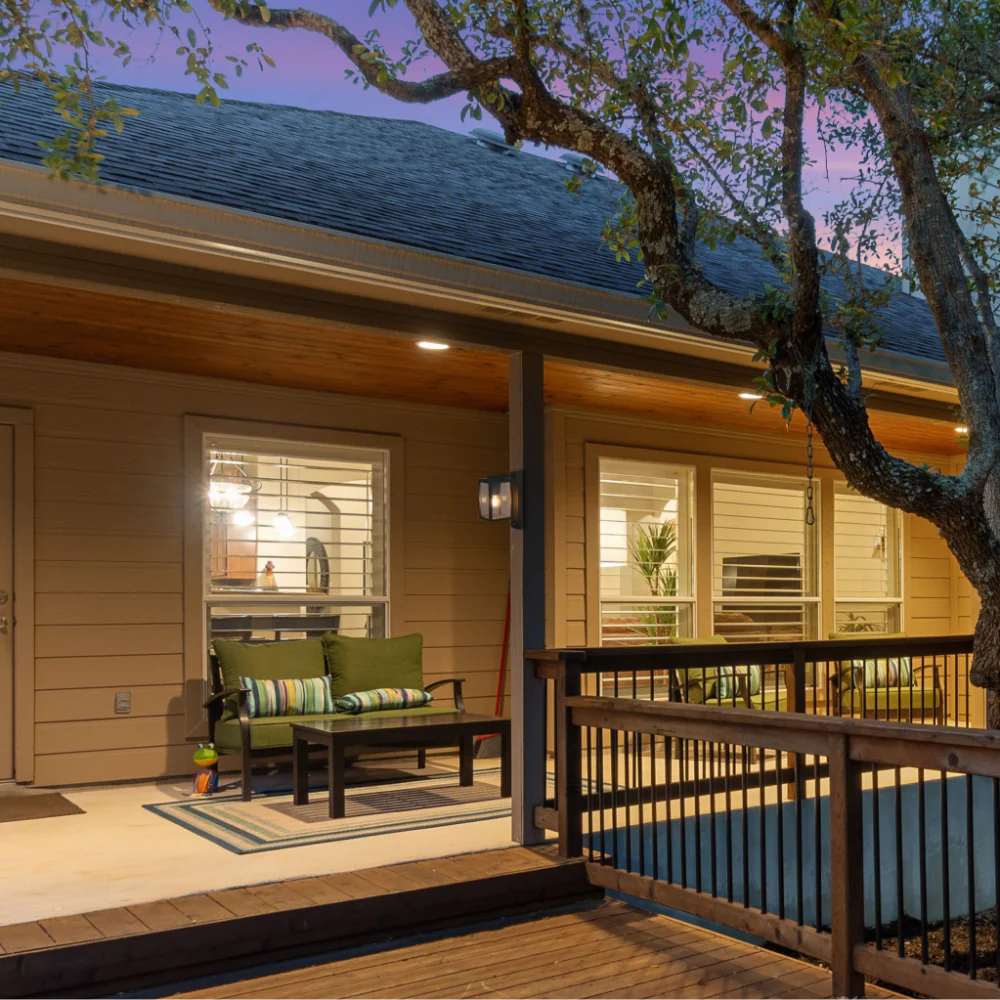 Уличный настенный фонарь в темно-сером цвете, идеально подходит для террас в современном стиле.