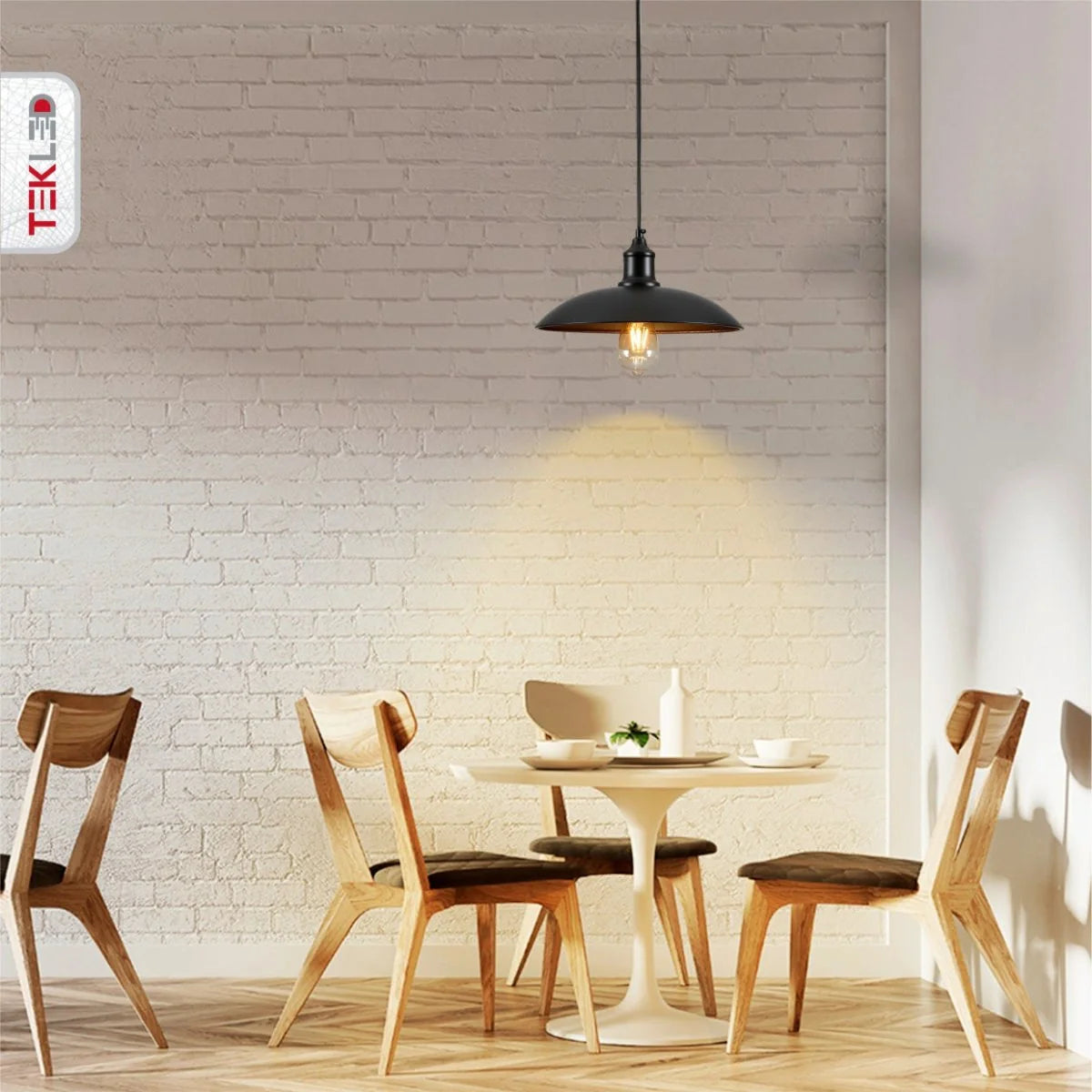 Черный плоский купольный потолочный светильник в индустриальном интерьере, идеален для кухни или столовой с современным стилем.