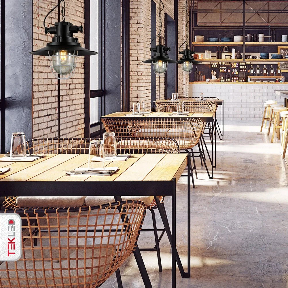 Подвесной потолочный светильник в индустриальном стиле с черной металлической решеткой, идеален для кухни или столовой в современном интерьере.