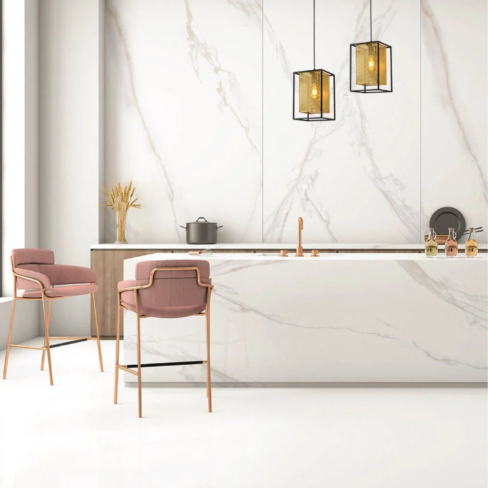 Потолочный светильник с матовой золотой металлической облицовкой и черной решеткой, идеально подходит для современных интерьеров.