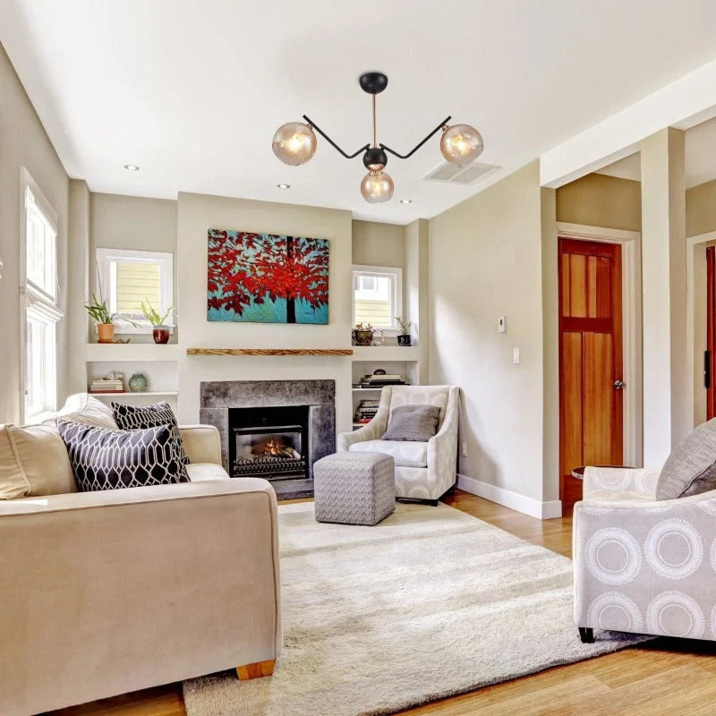 Семифото светильник с конусным янтарным стеклом в черно-золотом металле, идеально подходит для современных гостиных.