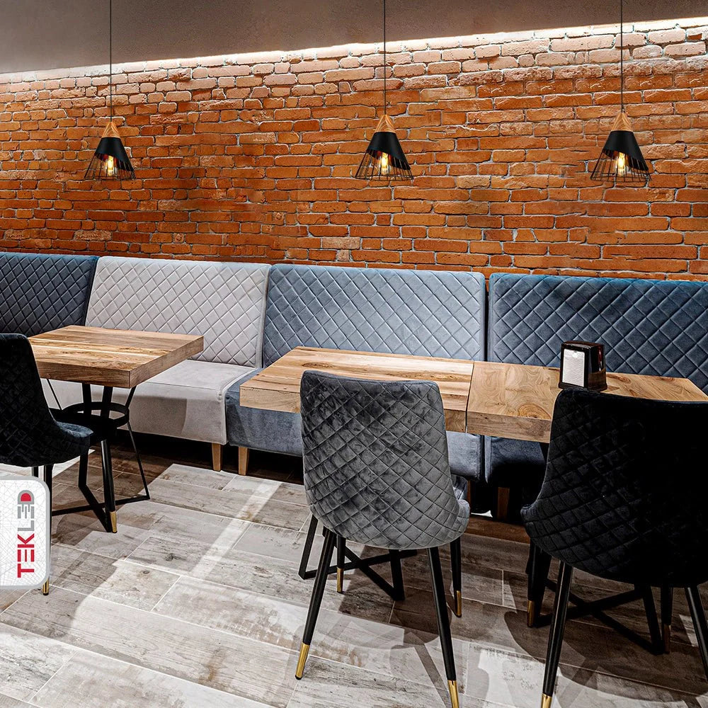 Подвесной светильник в стиле Нордик с черным деревянным конусом, идеально подходит для современных интерьеров гостиной.