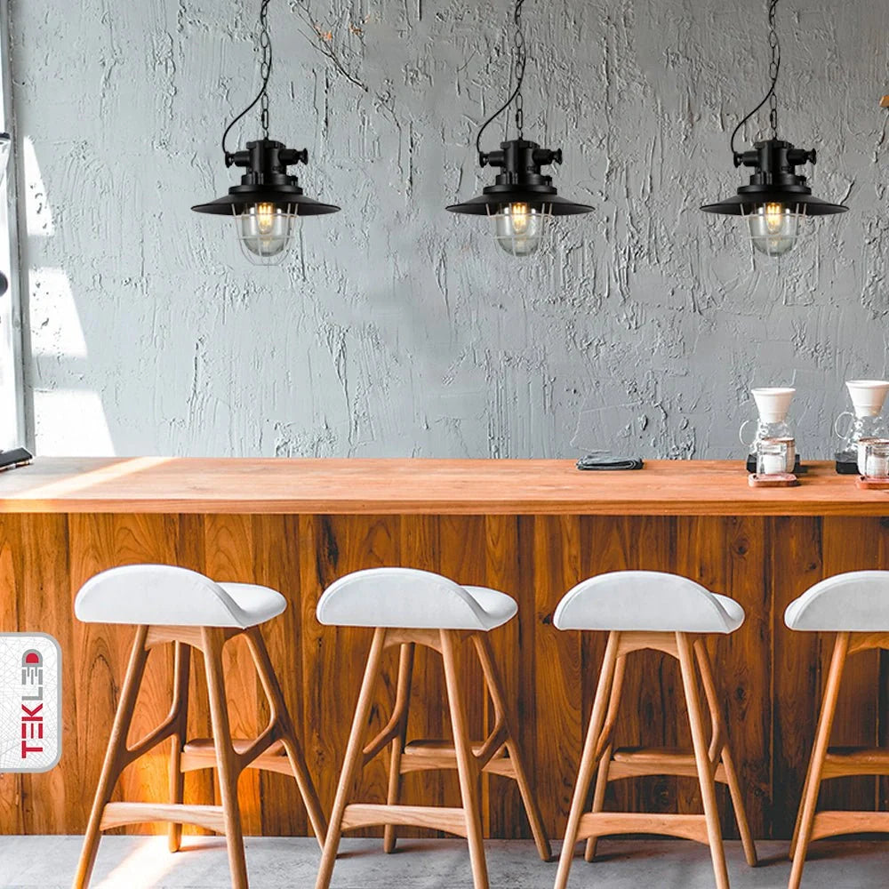 Подвесной светильник в индустриальном стиле с металлической решеткой, идеально подходит для кухни или столовой.