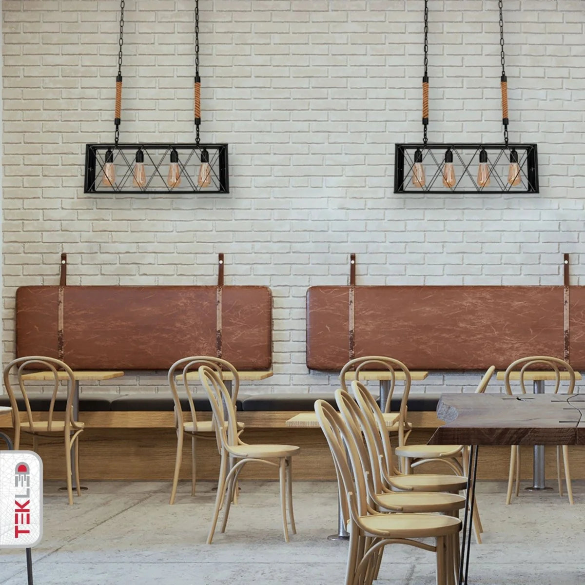 Стильная черная кубообразная люстра над кухонным островом в современном интерьере, создающая уютное освещение.