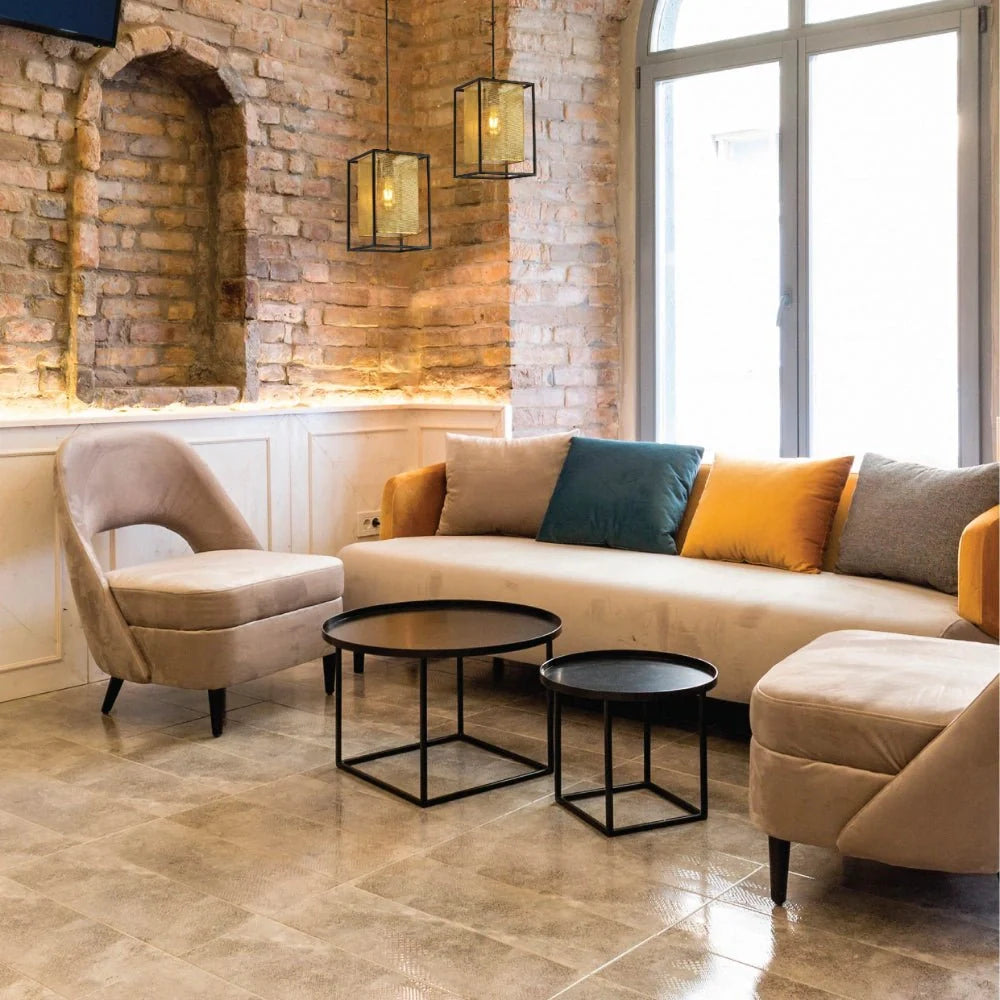 Потолочный светильник с матовой золотой металлической крышкой и черной решеткой в интерьере современного стиля.