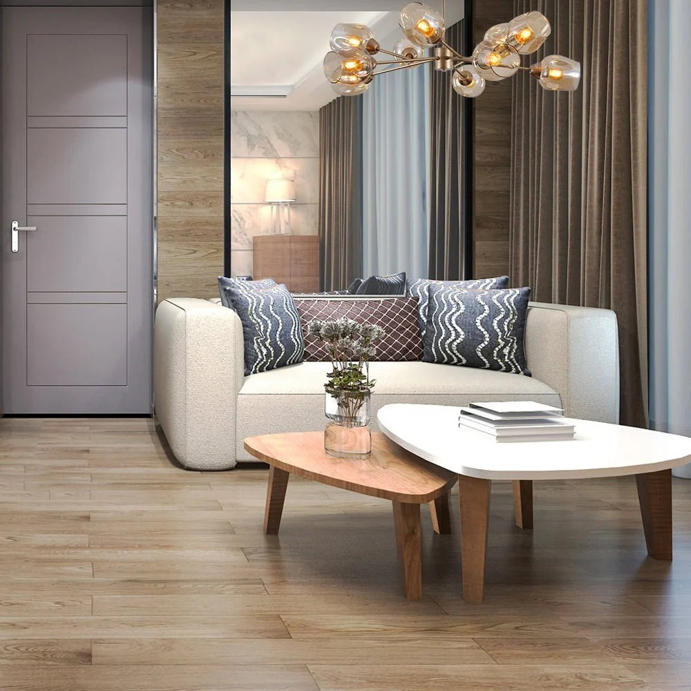 Современная потолочная лампа из янтарного стекла и золотого металла для гостиной в стильном и элегантном интерьере.