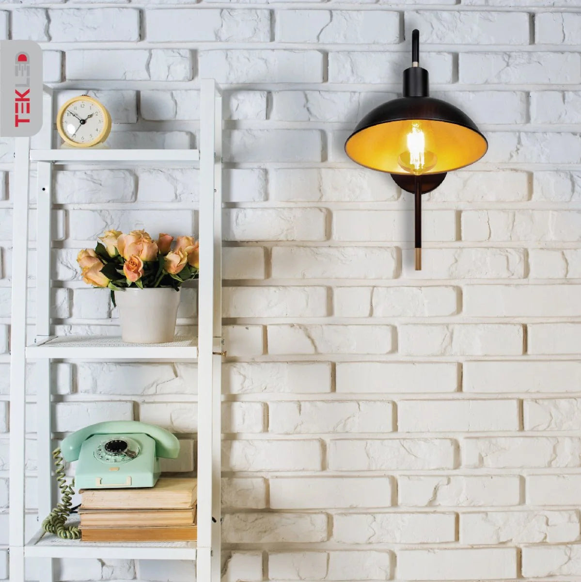 Настенное освещение в виде черной металлической доме, идеально подходит для индустриального интерьера в гостиной.