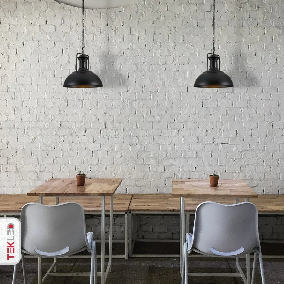 Эстетичный черный купольный потолочный светильник в индустриальном стиле, идеально подходящий для кухни или столовой.