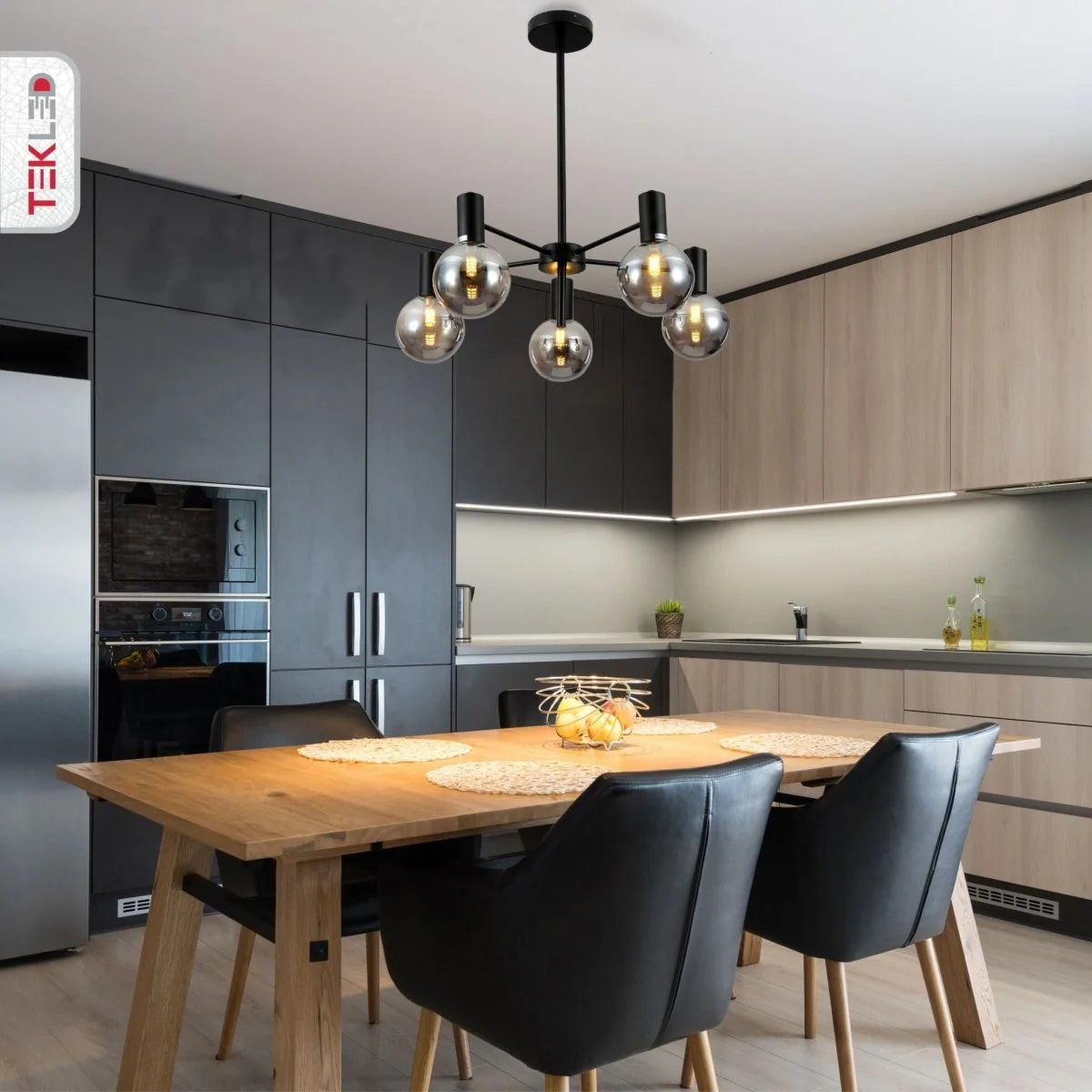 Люстра в черном цвете с дымчатыми стеклянными абажурами, идеально подходит для стильного интерьера гостиных.