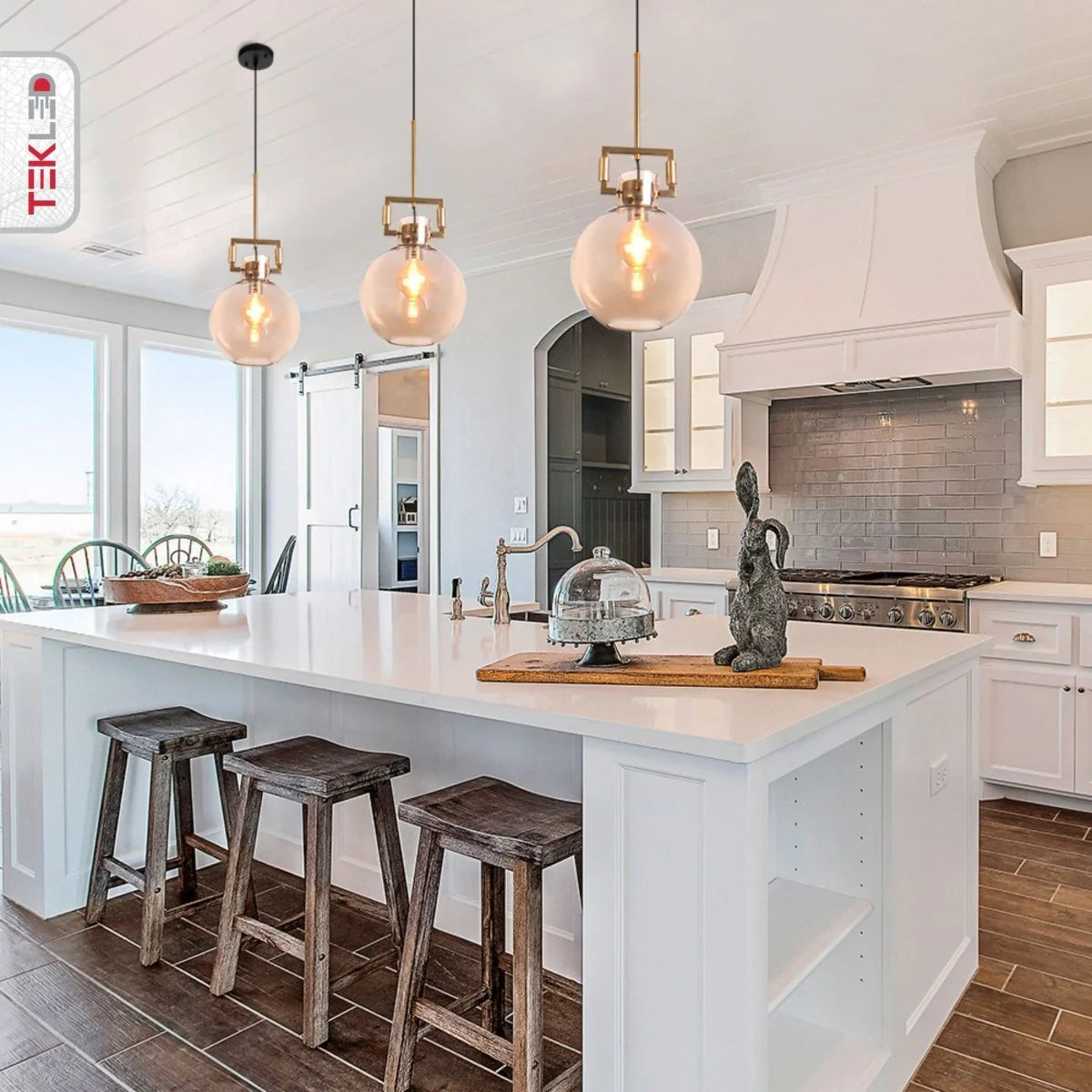 Современный стеклянный потолочный светильник с золотой основой, идеально подходящий для гостиных и кухонь в стильном интерьере.