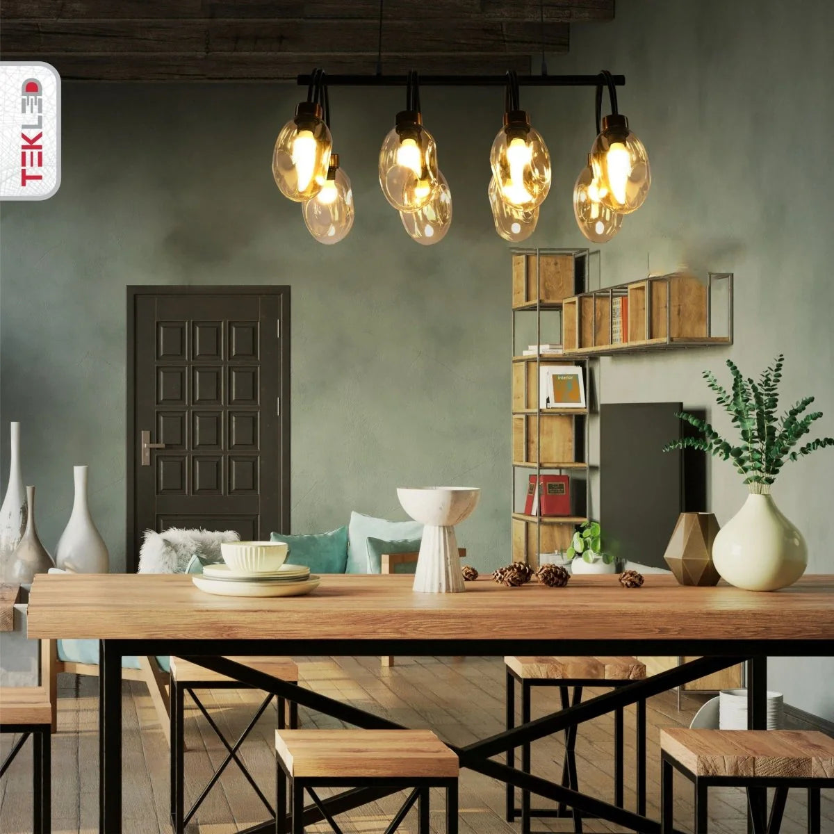 Подвесная люстра с янтарным стеклом и черным металлом, идеально подходит для кухни в современном интерьере.