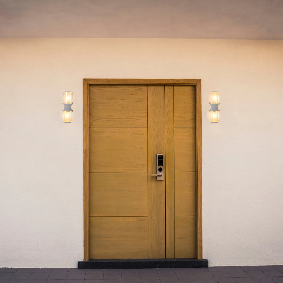 Настенный светильник в винтажном стиле, идеально подходящий для уличного использования, придаёт шарм фасаду дома.