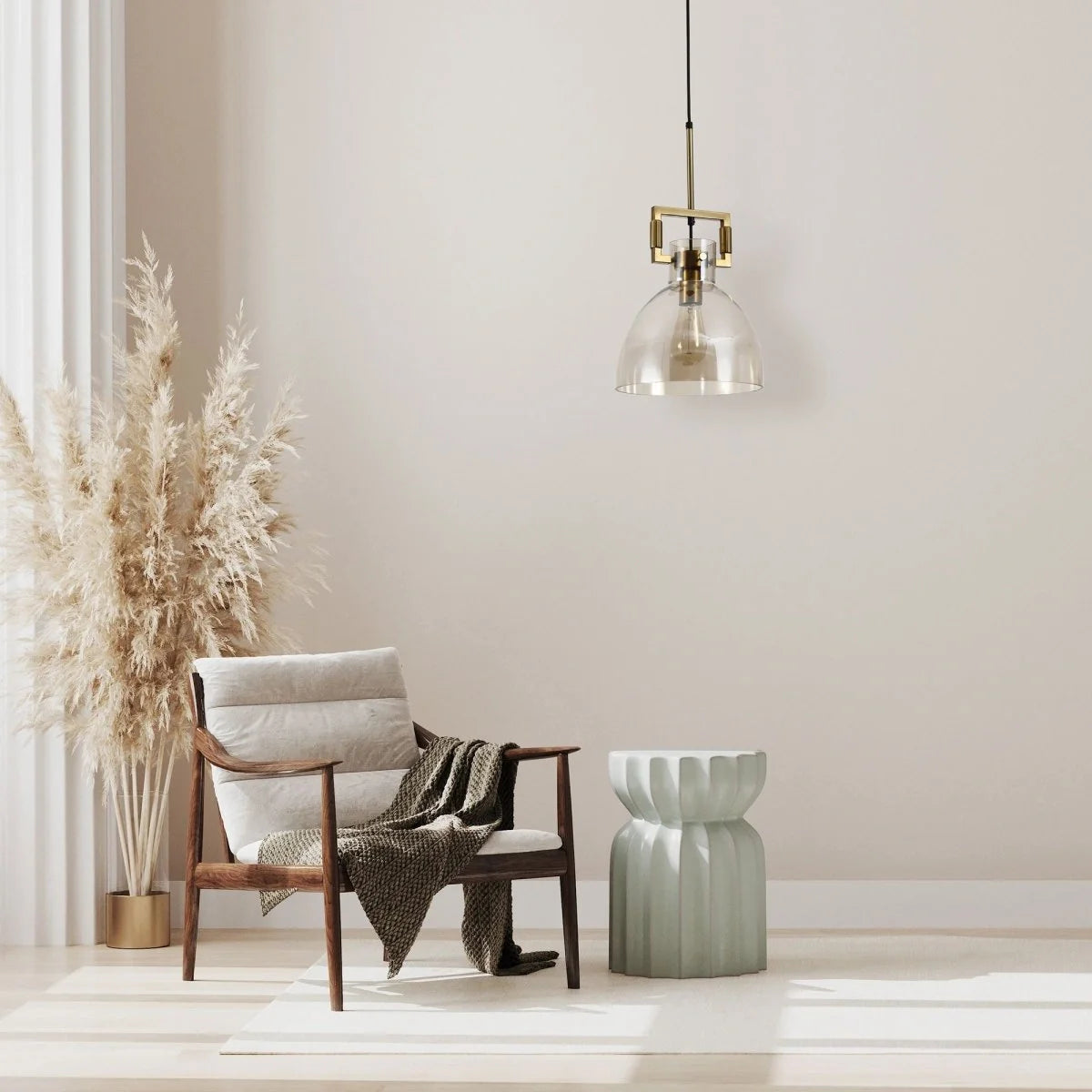 Подвесной светильник с золотисто-бронзовым металлом и янтарным стеклом, идеально подходит для столовой в современном интерьере.