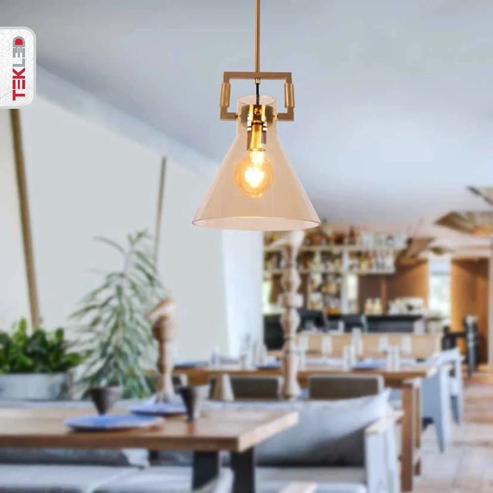 Подвесной светильник с амберным стеклом в стильном интерьере кухни, добавляющий уют и элегантность в современный дизайн.