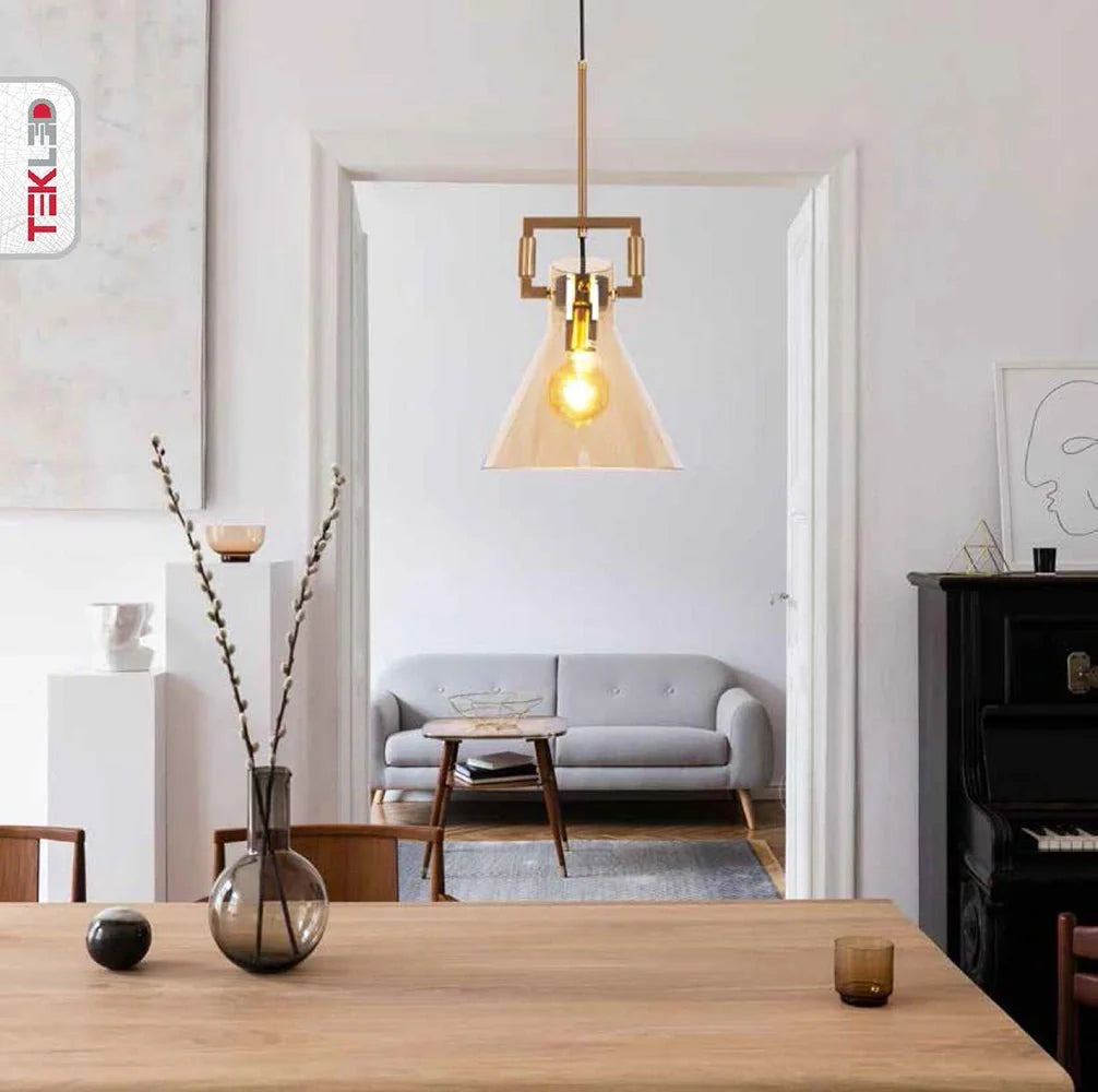 Подвесной светильник с медно-золотистым металлическим каркасом и янтарным стеклом, идеально подходит для столовой в современном интерьере.