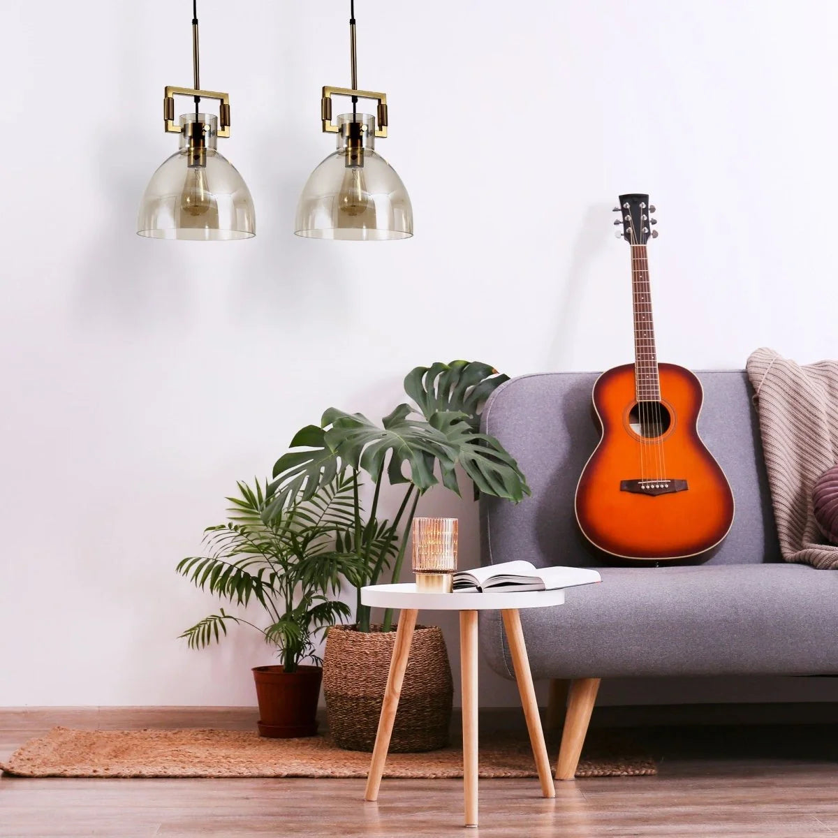 Подвесной светильник с бронзовой металлической основой и янтарным стеклом, подходит для гостиной в современном стиле.