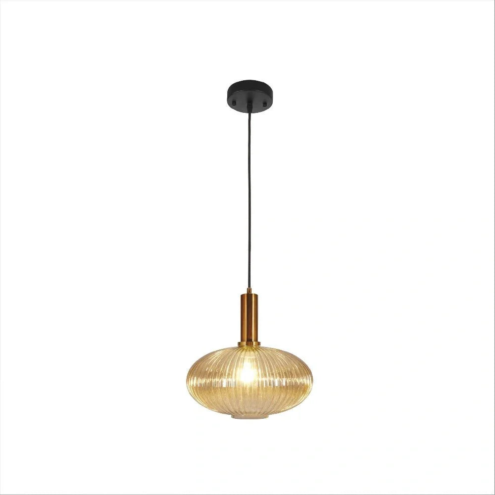 Основное изображение золотисто-бронзового подвесного светильника с янтарным стеклом, идеального для современных интерьеров.