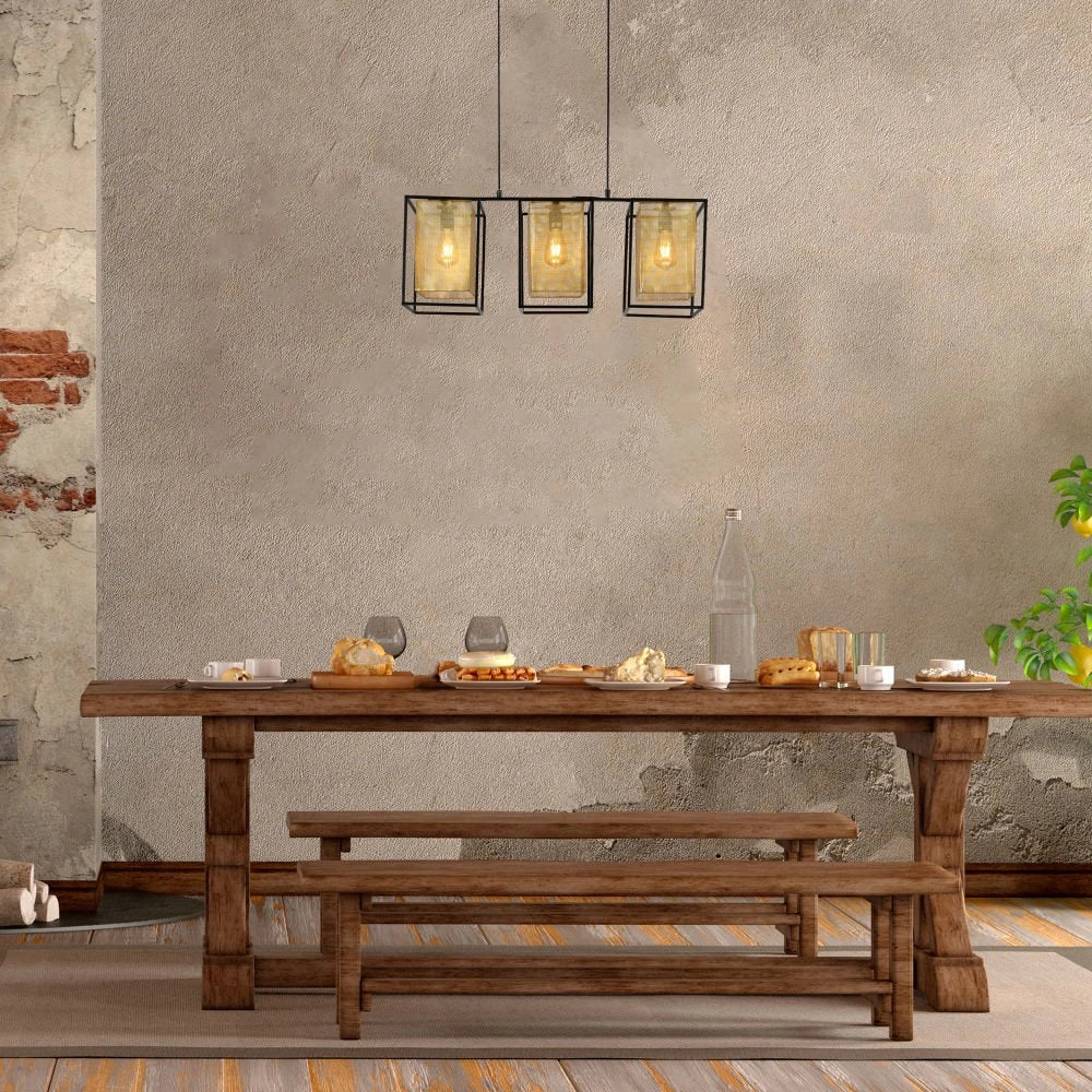 Люстра из матового золотого металла с черной решеткой над кухонным островом, идеально подходит для современного интерьера.