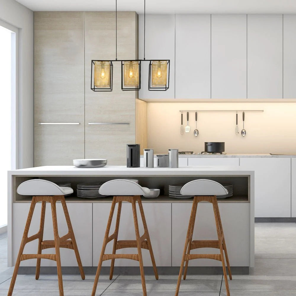 Подвесная люстра с матовой золотой абажурой и черной решеткой, идеально подходит для кухни в индустриальном стиле.