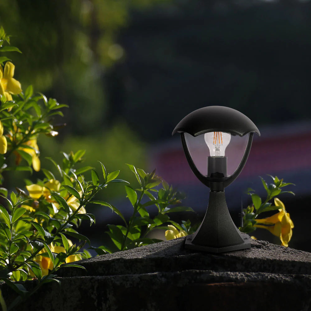 Современный черный уличный фонарь-подставка, идеален для сада и террасы с стильным дизайном и прочными материалами.