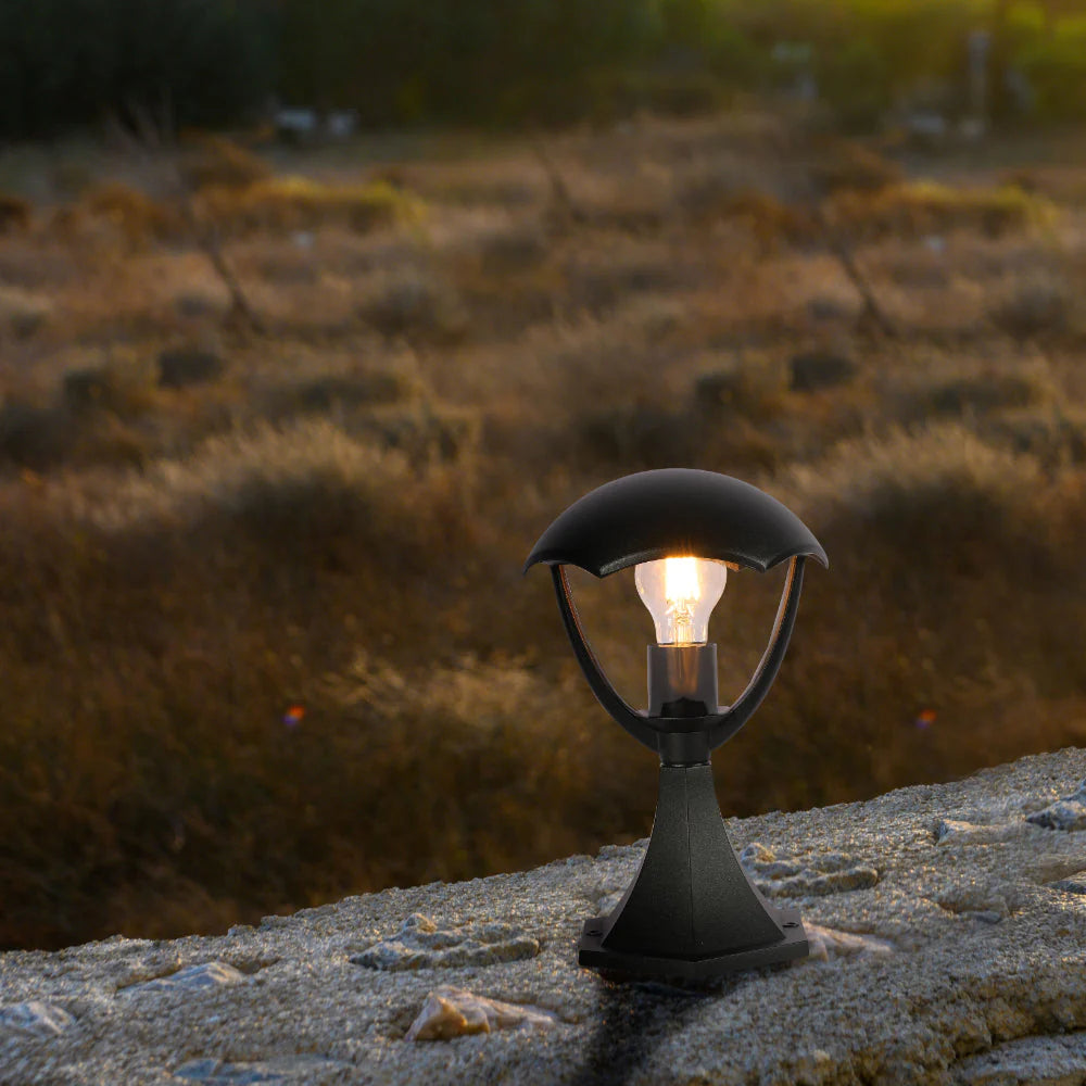 Изображение непревзойденного уличного светильника в черном цвете, идеально подходящего для террасы или сада в современном стиле.