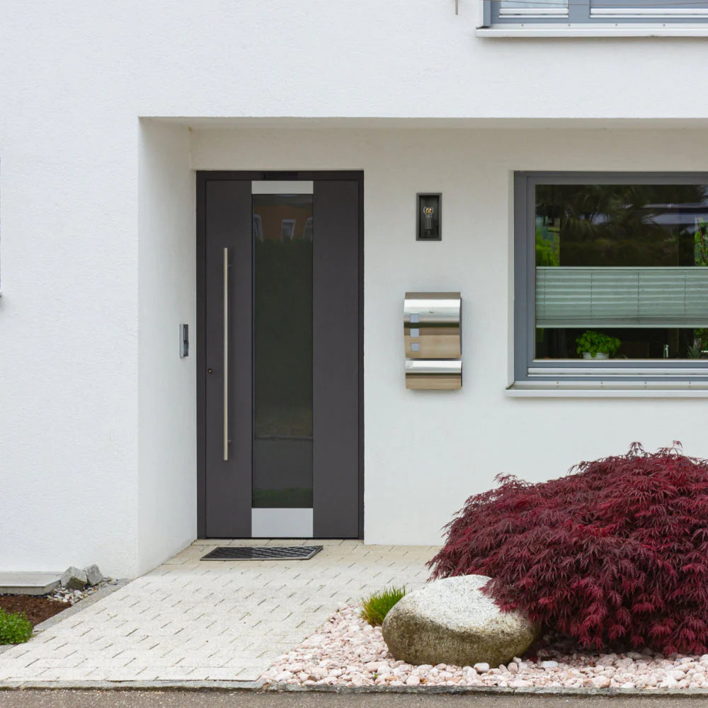 Настенный фонарь "Оксфорд" в темно-сером цвете, идеально подходит для уличного освещения в современном стиле загородного дома.