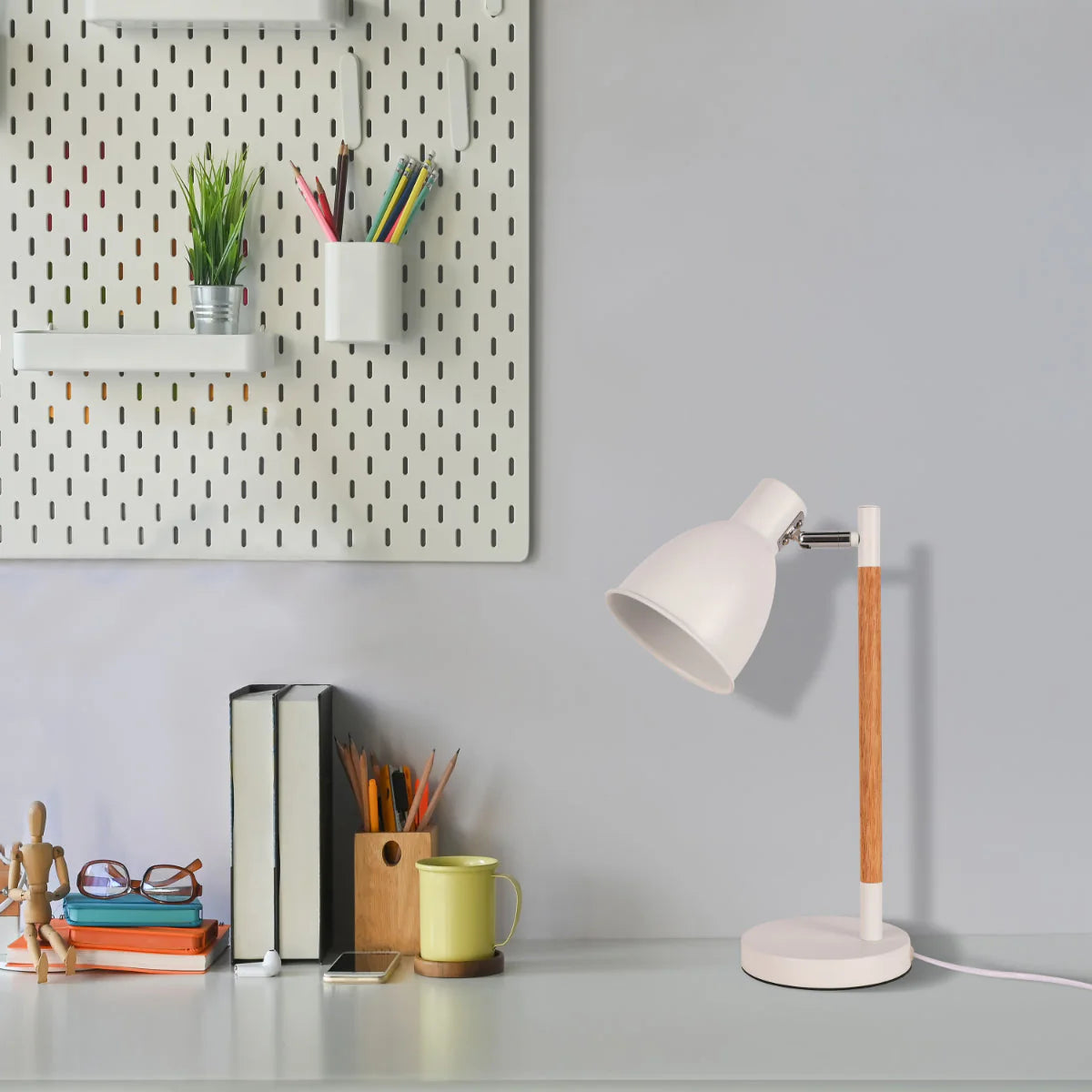 Настольная лампа с деревянными элементами, идеально подходит для рабочего кабинета в скандинавском стиле.