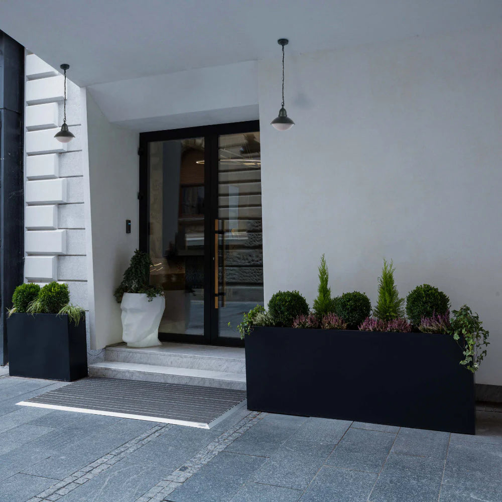 Натуральная подвесная лампа в темно-сером цвете для уличного стиля, идеально дополнит террасу или сад с современным декором.