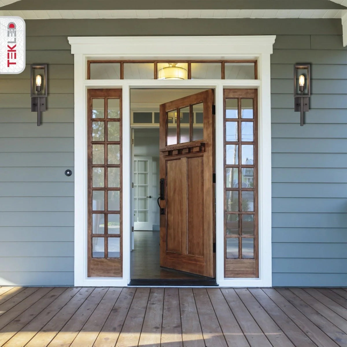 Стенный светильник в индустриальном стиле с прозрачным стеклом, идеально подходит для освещения экстерьера и современных террас.