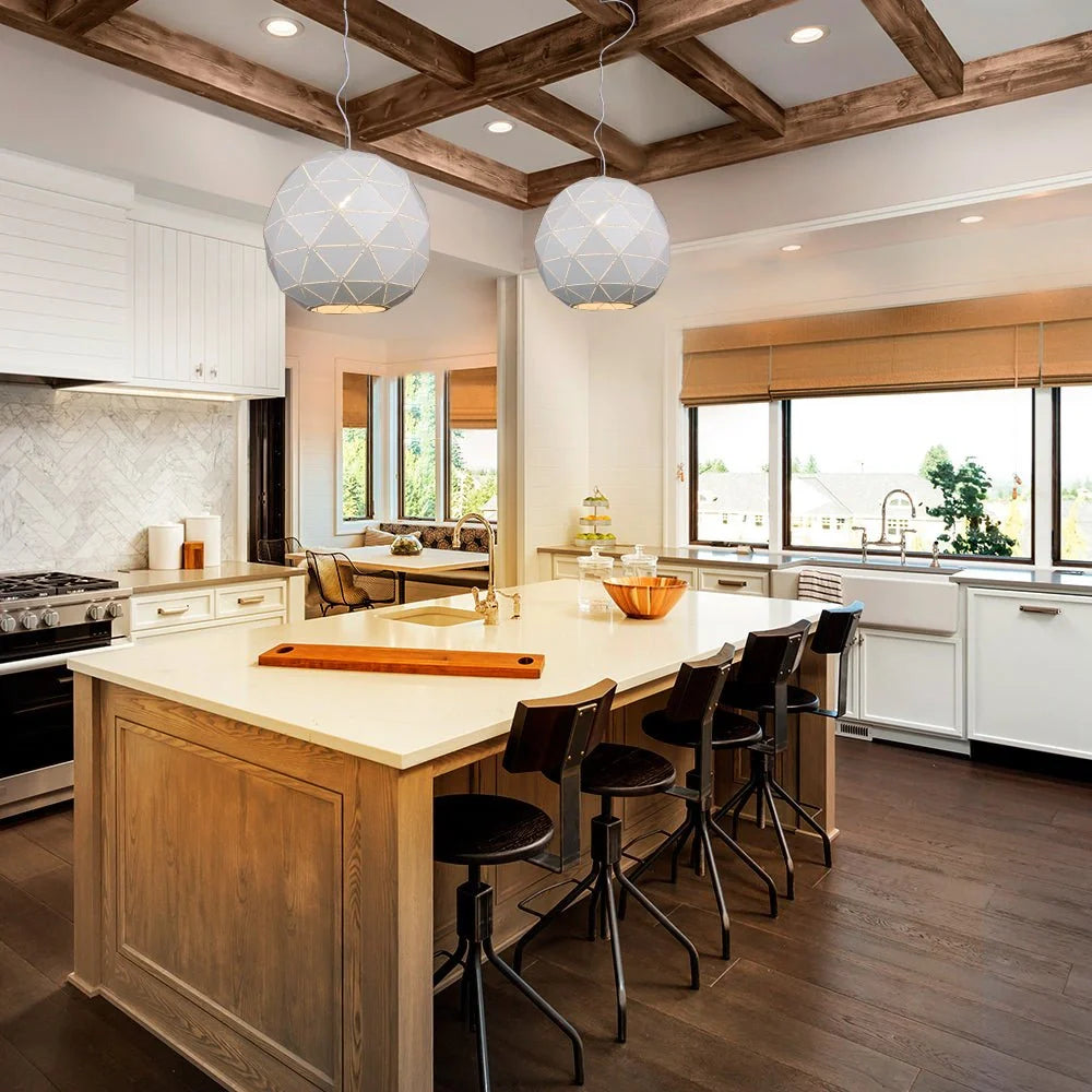 Люстра с лазерной резкой из белого металла, идеально подходящая для современных интерьеров гостиной или столовой.