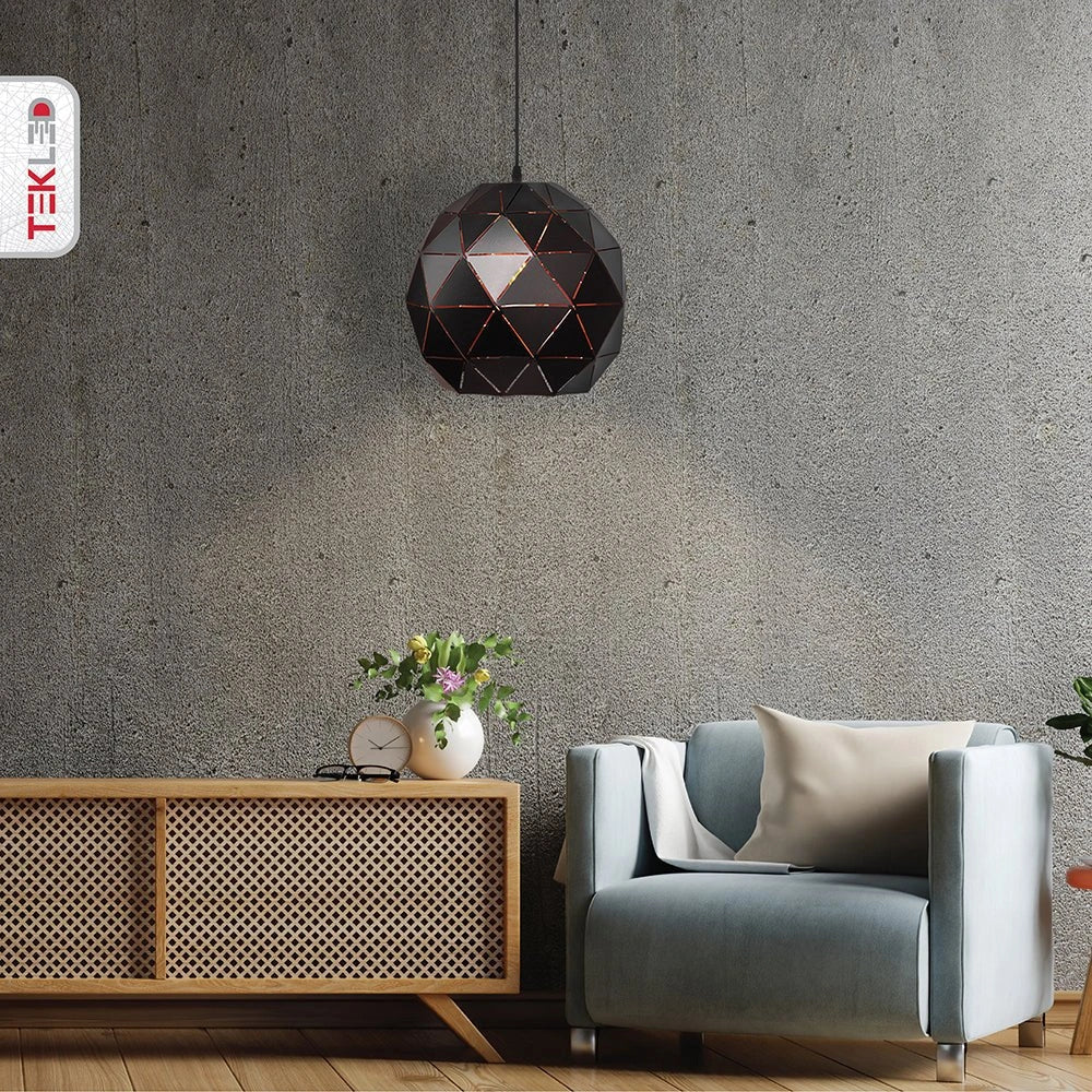 Подвесной светильник из черного и золотого металла в современном интерьере кухни, создающий стильное освещение.