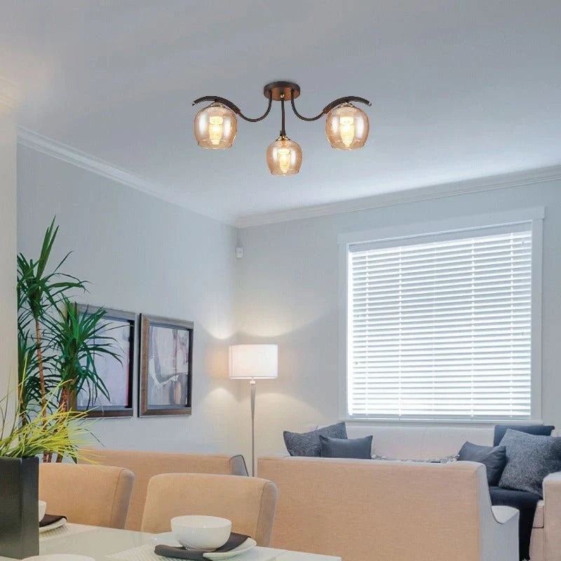 Полупотолочный светильник с янтарным стеклом и черным каркасом, идеален для современного интерьера в гостиной.