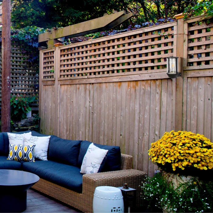 Классический настенный светильник в винтажном стиле для уличного использования, идеально подходит для террас и входных групп.