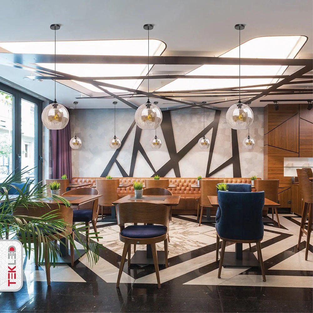 Подвесной светильник из дымчатого стекла в современном интерьере кухни, создающий уютную атмосферу при ужине.