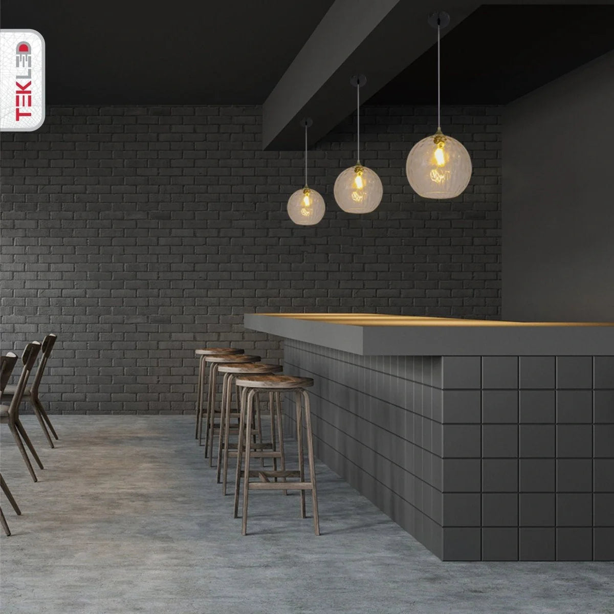 Подвесной светильник с прозрачным стеклом, идеально подходит для кухни в современном стиле интерьера.