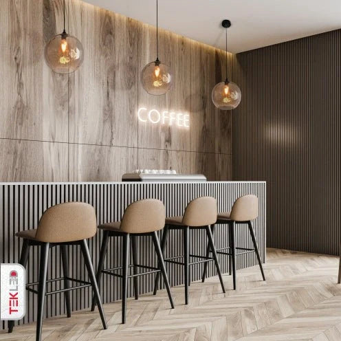 Подвесной светильник из янтарного стекла над столом в современном интерьере, идеален для гостиной или столовой.