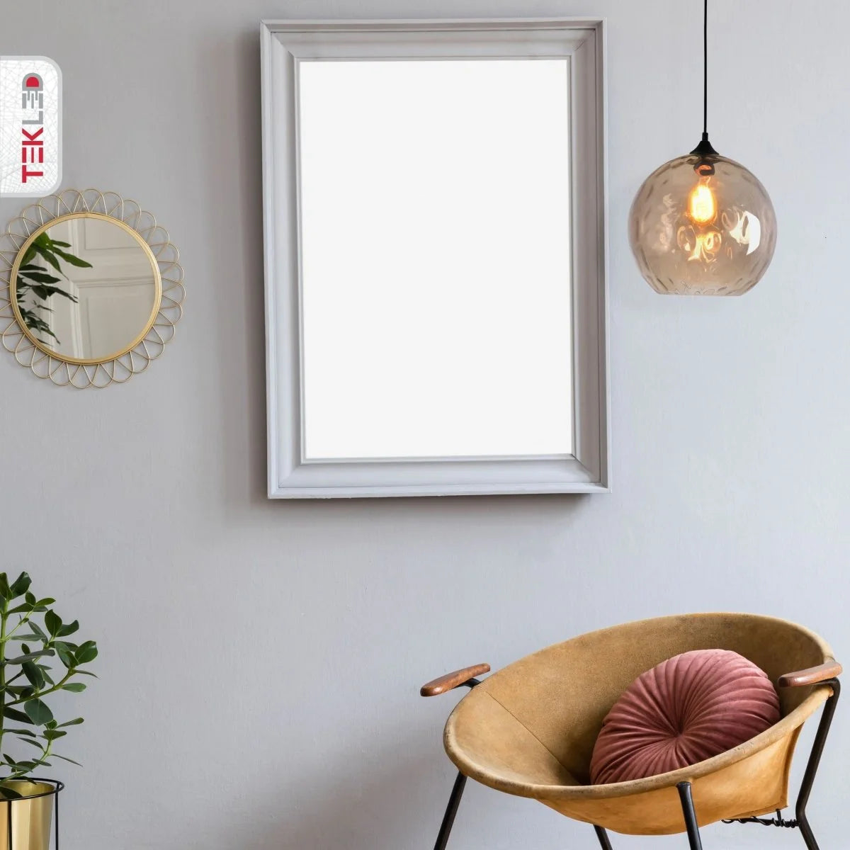 Подвесная лампа с янтарным стеклом в современной кухне, идеально дополняет атмосферу теплоты и уюта.