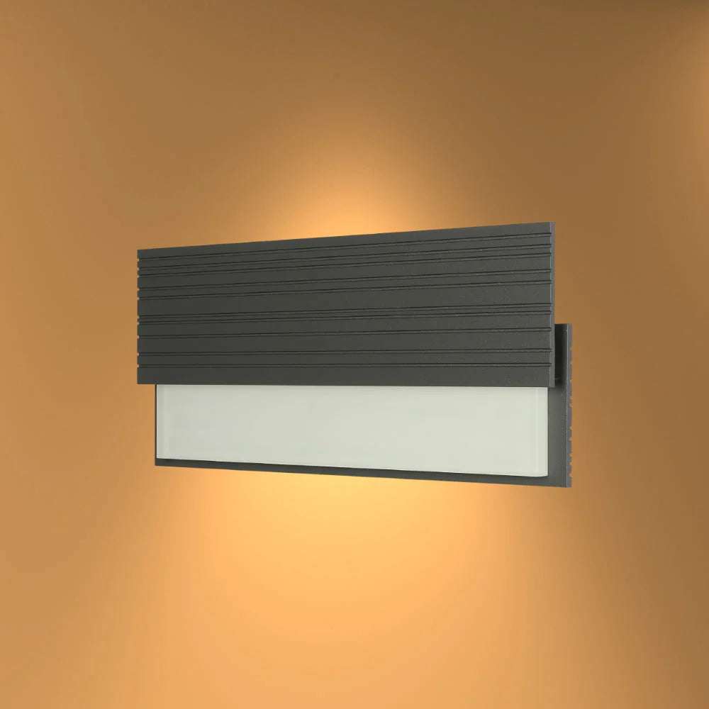 Основное изображение моноолитного светильника для улицы на стену, идеального для современных внешних интерьеров.