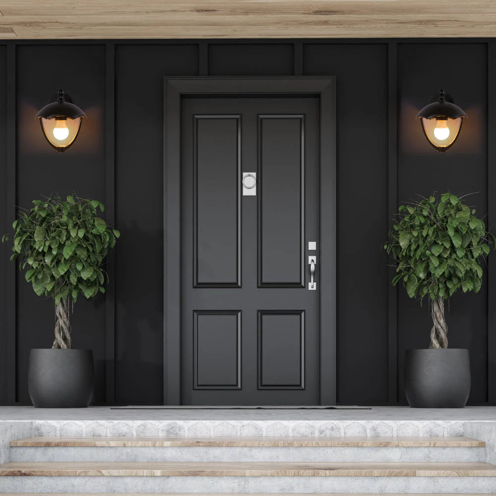 Настенный фонарь для улицы из черного металла, идеально подходит для террас и удачно вписывается в современный стиль.